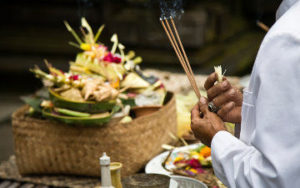 Offrandes au dieux à Bali