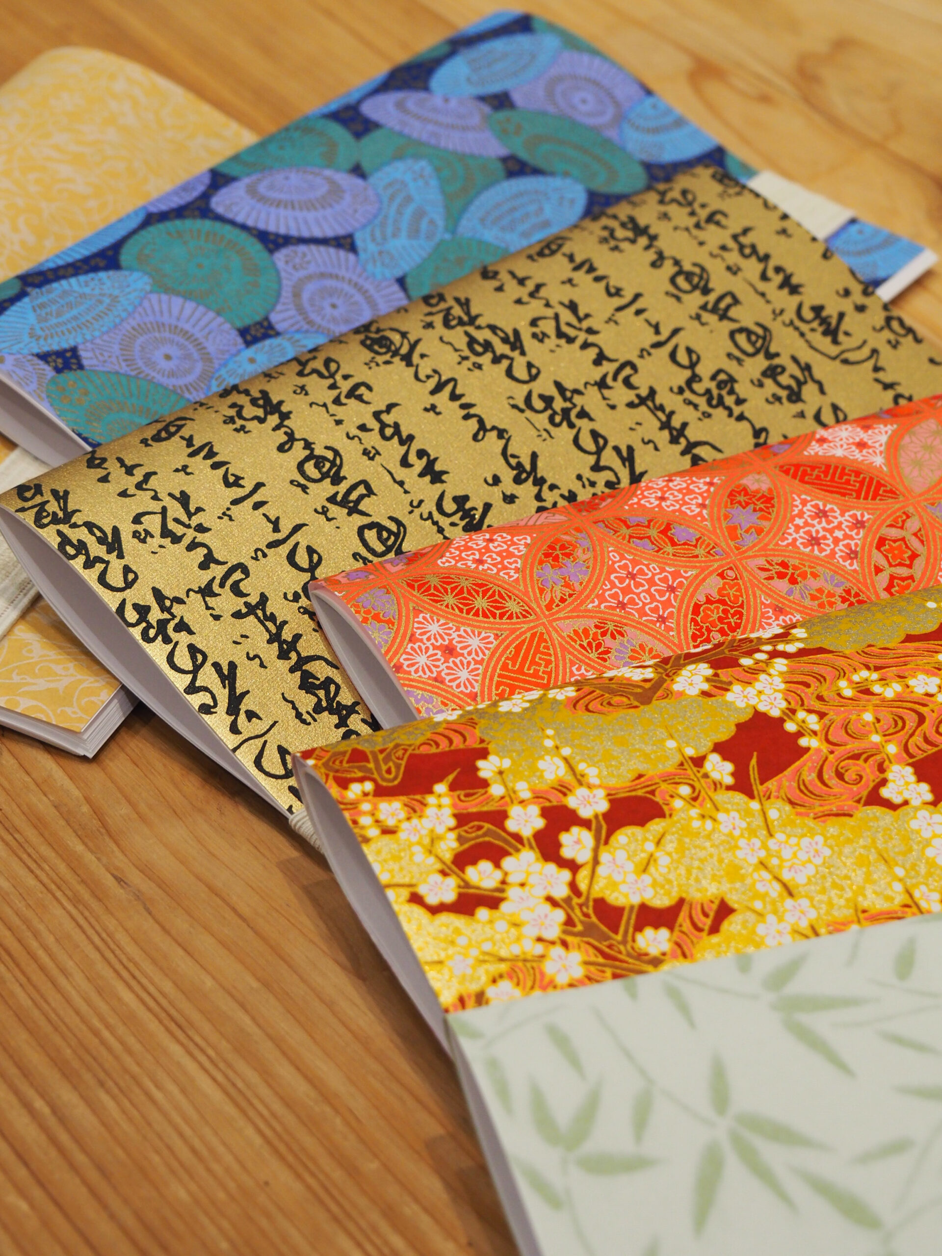 chutes de papiers motifs du monde