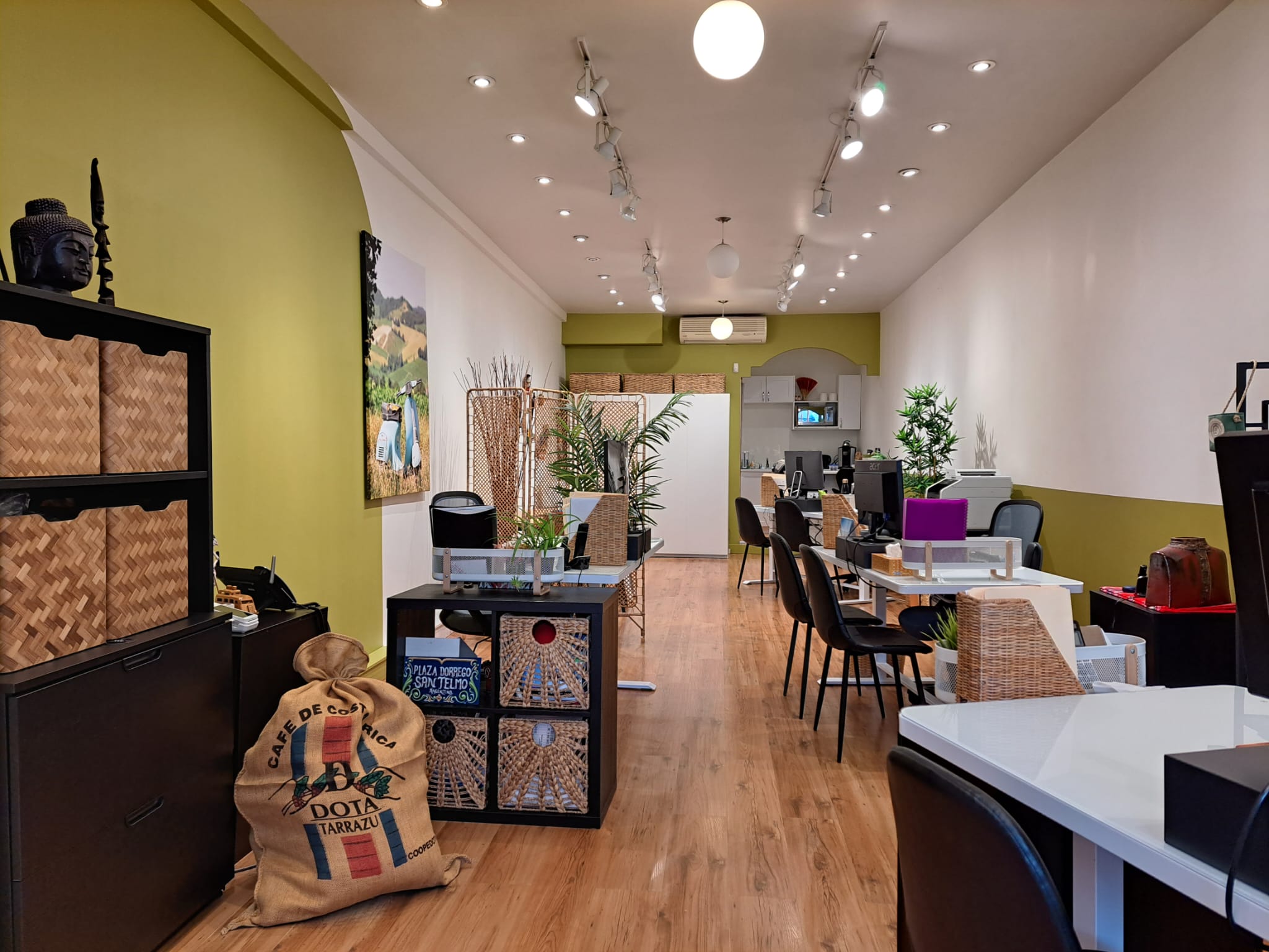 espace de travail avec bureaux