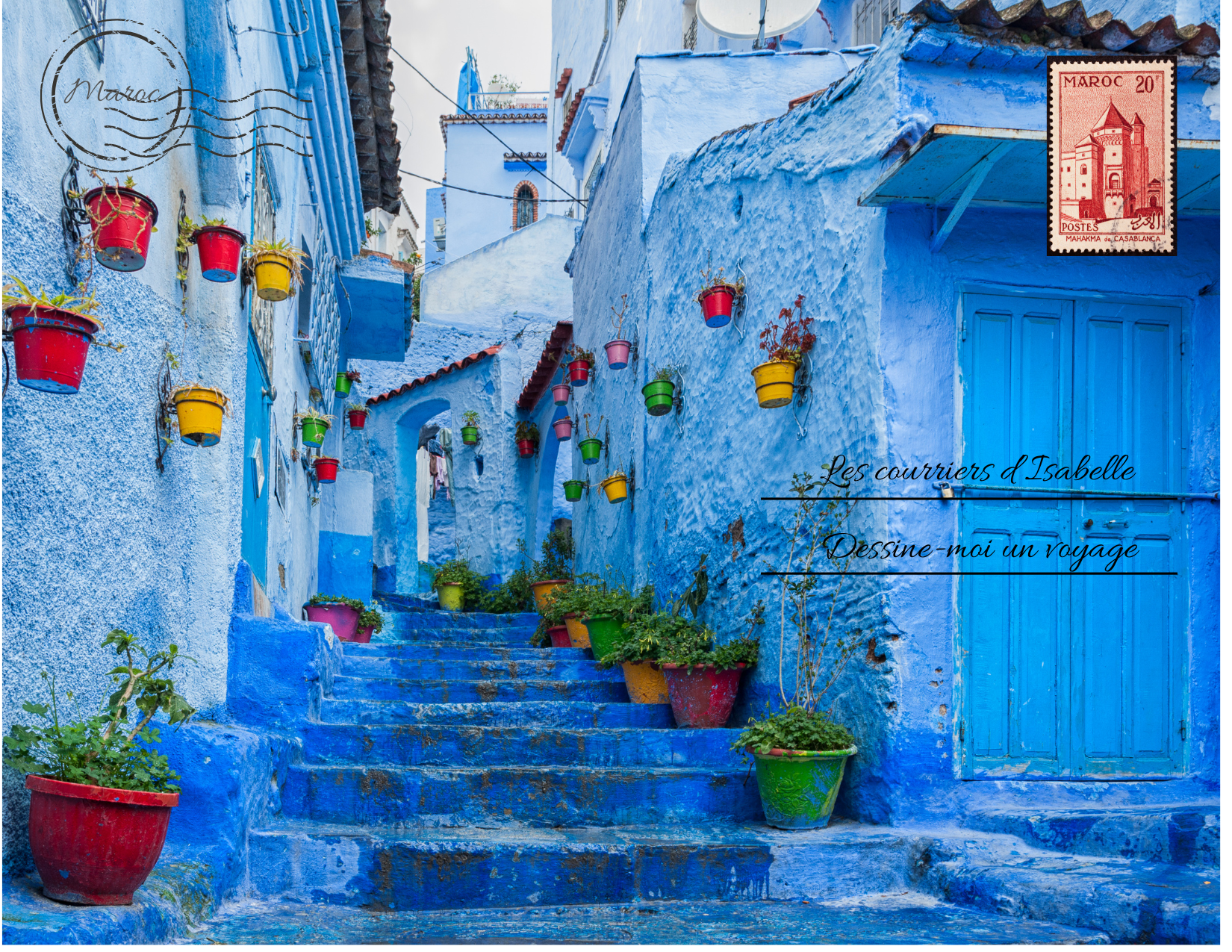 Carte postale rue marocaine façades bleues, escaliers et pots de fleurs colorés