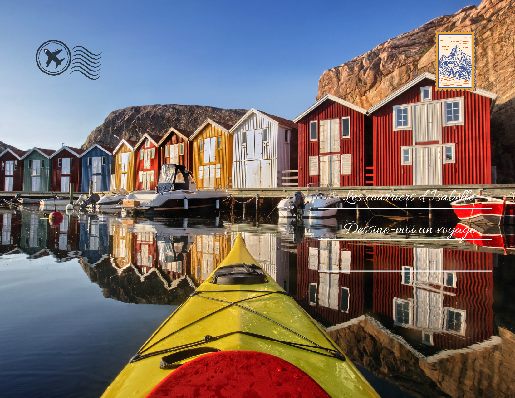 Carte postale petites maisons scandinaves au bord de l'eau vue depuis un kayak